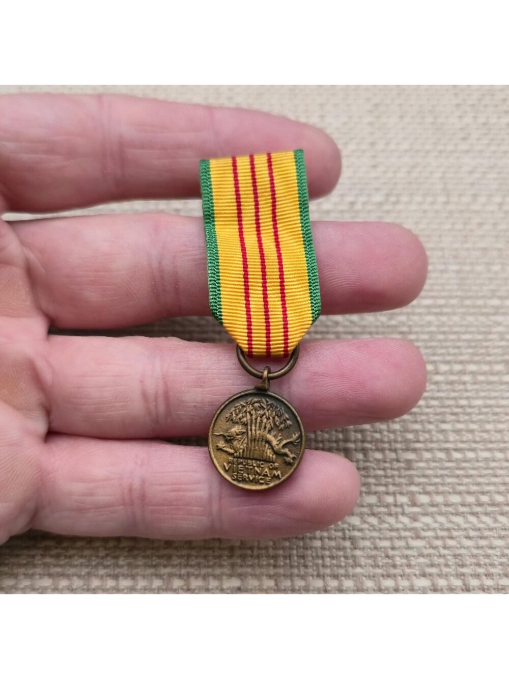 Vintage US Military Miniature Vietnam Service Medal Lapel Pin A8636